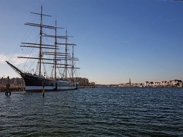 Produktbild: CALVENDO Puzzle Blick vom Priwall auf die Passat und Travem&uuml;nde | 1000 Teile Lege-Gr&ouml;&szlig;e 64 &times; 48 cm Foto-Puzzle f&uuml;r gl&uuml;ckliche Stunden