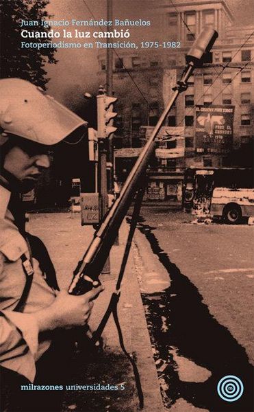 Produktbild: Cuando la luz cambi&oacute; : fotoperiodismo en transici&oacute;n, 1975-1982