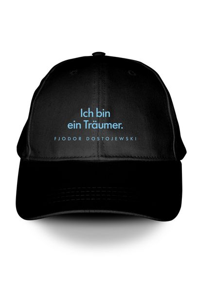 Produktbild: Schwarze Penguin Klassiker Cap mit blau gestickter Schrift. &raquo;Ich bin ein Tr&auml;umer&laquo; Fjodor Dostojewski