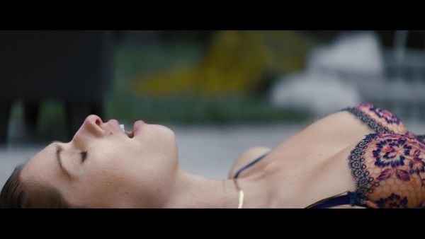 Produktbild: The Girl In The Pool