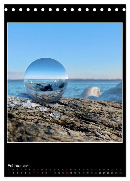Produktbild: Momente aus Glas &ndash; Glaskugelfotografie (Tischkalender 2026 DIN A5 hoch), CALVENDO Monatskalender