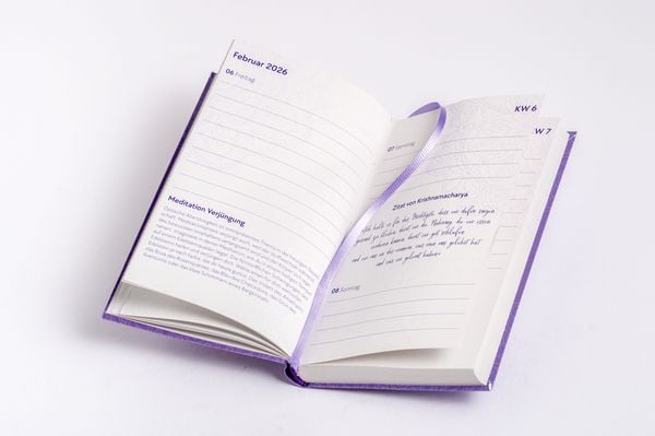 Produktbild: Yoga-Kalender 2026 - Taschenkalender mit Mantras, Meditationen, Affirmationen und Hintergrundgeschichten - im praktischen Format 10,0 x 15,5 cm, mit zahlreichen Illustrationen und Leseb&auml;ndchen
