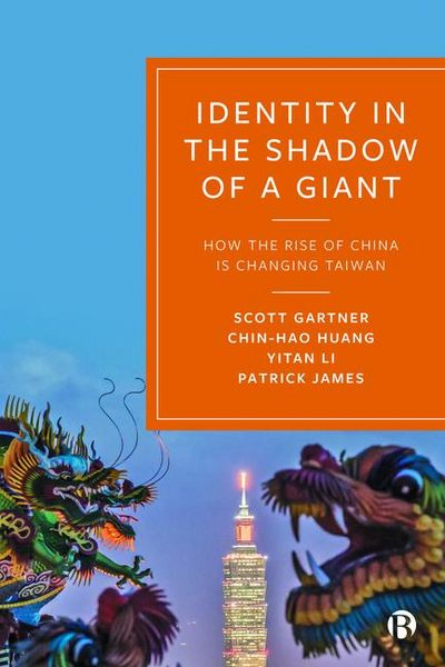 Produktbild: Identity in the Shadow of a Giant