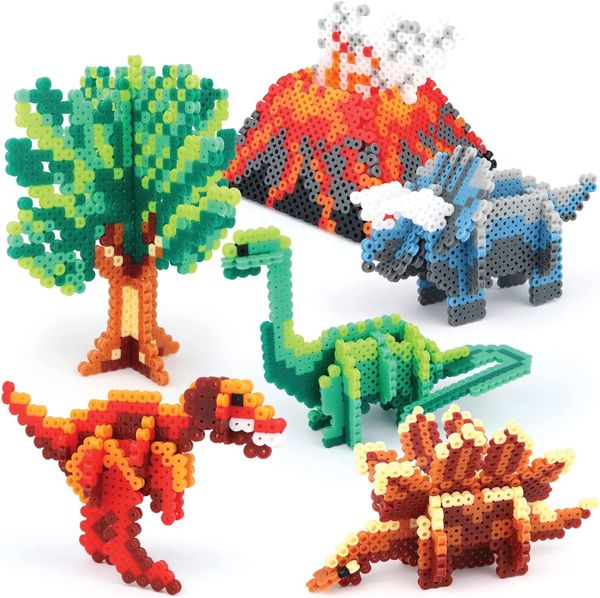Produktbild: Klassische B&uuml;gelperlen mal anders &ndash; im 3D Effekt! Das Set enth&auml;lt 13 Dinosaurier-Vorlagen f&uuml;r 3D Figuren, 4000 B&uuml;gelperlen und ein LED-Licht zum Beleuchten des Vulkans. Mit n&uuml;tzlichem Zubeh&ouml;r wie B&uuml;gelpapier, Plastikpinzette und einer Anleitung.