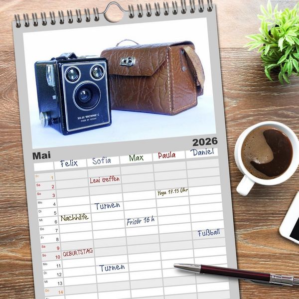 Produktbild: Familienplaner 2026 - Boxkameras - Kultiges und manchmal klobiges Design mit 5 Spalten (Wandkalender, 21 x 45 cm) CALVENDO