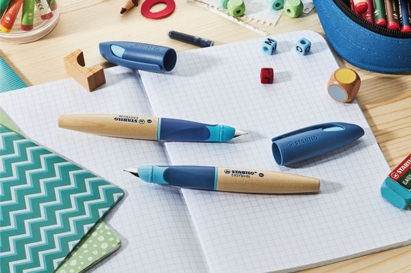 Produktbild: STABILO Schulf&uuml;ller ergonomisch f&uuml;r Rechtsh&auml;nder mit Anf&auml;nger-Feder A -   EASYbirdy Timber in blau - inkl. Patrone