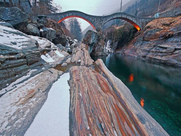 Produktbild: Bootshaus mit Blick auf die Alpen in Cannobio, Italien (Puzzle)