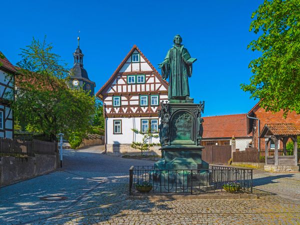 Produktbild: CALVENDO Puzzle Lutherdenkmal, eingeweiht 1861, Lutherplatz, links Lutherhaus, hinten Lutherkirche, M&ouml;hra 1000 Teile Lege-Gr&ouml;&szlig;e 64 x 48 cm Foto-Puzzle