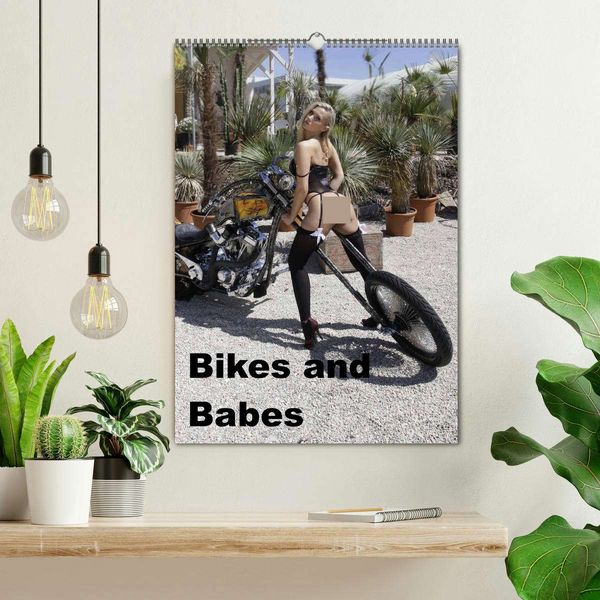 Produktbild: Bikes and Babes (Wandkalender 2026 DIN A2 hoch), CALVENDO Monatskalender