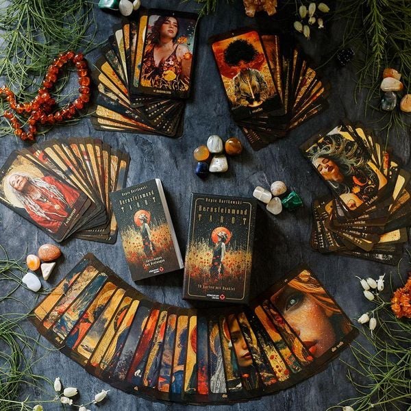 Produktbild: Bernsteinmond Tarot - 78 Tarotkarten und 80-seitiges Booklet