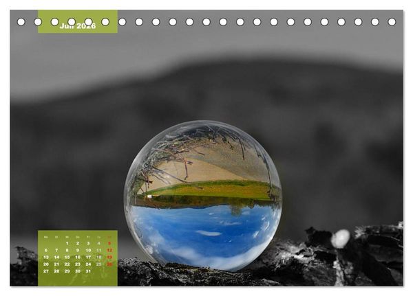 Produktbild: Die bunte Welt in der Kugel - neue Blickwinkel (Tischkalender 2026 DIN A5 quer), CALVENDO Monatskalender