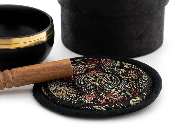 Produktbild: Kleine schwarze Klangschalen in schwarzer, runder Box mit Longevity-Aufdruck