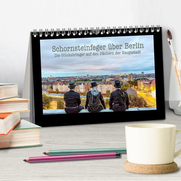 Produktbild: Schornsteinfeger &uuml;ber Berlin - Die Gl&uuml;cksbringer auf den D&auml;chern der Hauptstadt (Tischkalender 2027 DIN A5 quer), CALVENDO Monatskalender