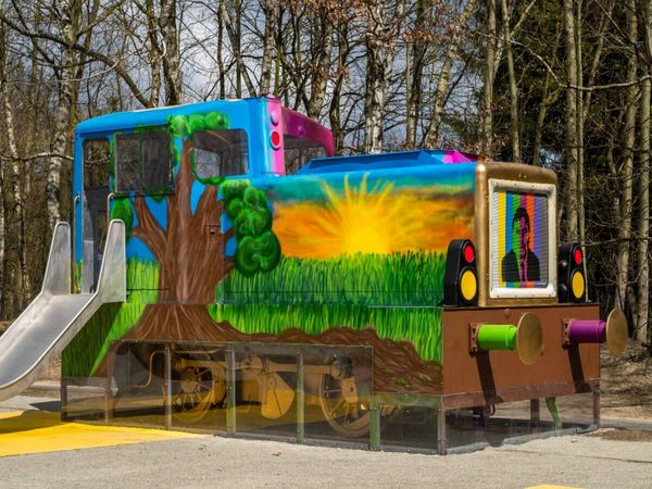 Produktbild: CALVENDO Puzzle Bunter Eisenbahnspielplatz | 1000 Teile Lege-Gr&ouml;&szlig;e 64x48cm Foto-Puzzle f&uuml;r gl&uuml;ckliche Stunden