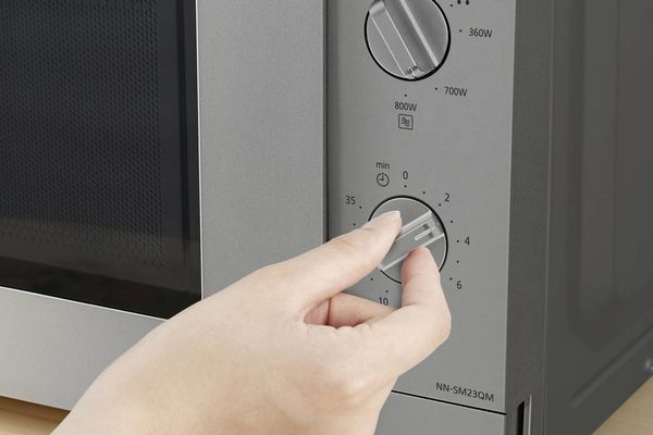 Produktbild: Panasonic NN-SM23QMEPG Mikrowelle Silber 800W Grillfunktion