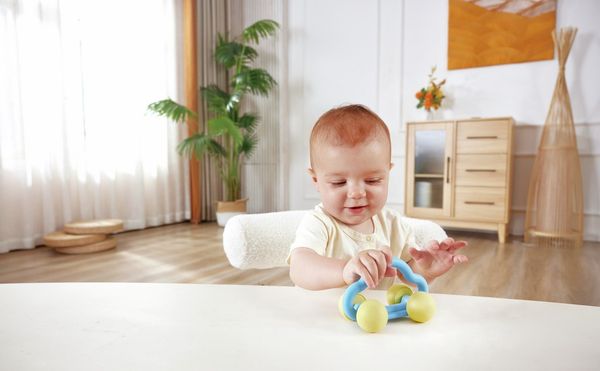 Produktbild: Hape - Spielzeugauto Roll & Rassel