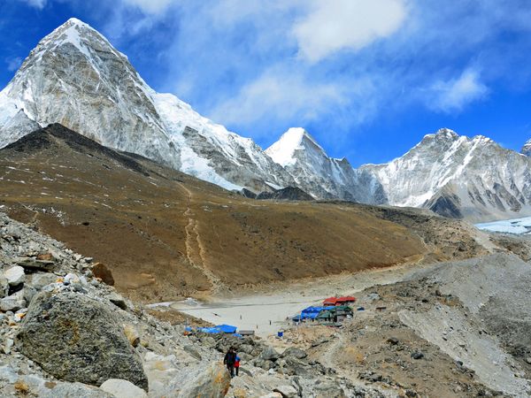 Produktbild: CALVENDO Puzzle Blick auf Gorak Shep (5170 m) mit Kala Pattar (5545 m) und Pumori (7161 m) | 1000 Teile Lege-Gr&ouml;&szlig;e 64x48cm Foto-Puzzle f&uuml;r gl&uuml;ckliche