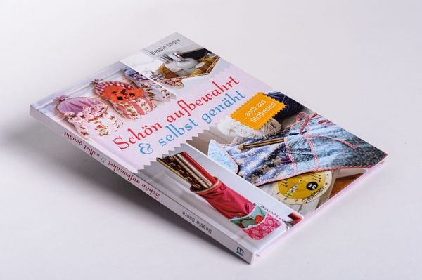 Produktbild: Sch&ouml;n aufbewahrt und selbst gen&auml;ht... auch aus Stoffresten: Kleine und gro&szlig;e N&auml;hprojekte mit Schritt f&uuml;r Schritt N&auml;hanleitungen f&uuml;r Anf&auml;nger und Fortgeschrittene