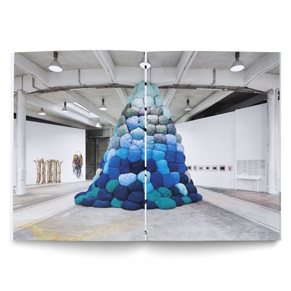 Produktbild: Sheila Hicks. a little bit of a lot of things