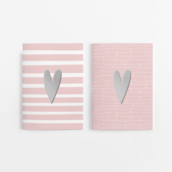 Produktbild: 4er Set Notizheft DIN A5 (blanko) in rosa mit 2 verschiedenen Herz-Motiven und jeweils 40 Seiten in wei&szlig; mit 120 g Papier. Vorderseite mit hochwertiger Silberfolien-Veredelung.