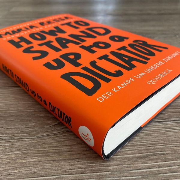Produktbild: HOW TO STAND UP TO A DICTATOR - Deutsche Ausgabe. Von der Friedensnobelpreistr&auml;gerin