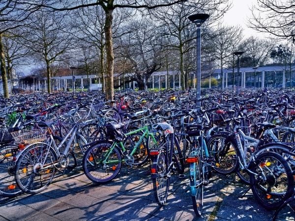 Produktbild: CALVENDO Puzzle Fahrr&auml;der auf dem Bahnhofsvorplatz | 1000 Teile Lege-Gr&ouml;&szlig;e 64x48cm Foto-Puzzle f&uuml;r gl&uuml;ckliche Stunden
