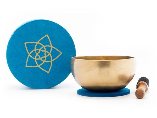 Geschmiedete Klangschale mit einem warmen lang anhaltenden Klang. Verpackt ist die Schale in einer farbenfrohen Geschenk-Box in Petrol aus