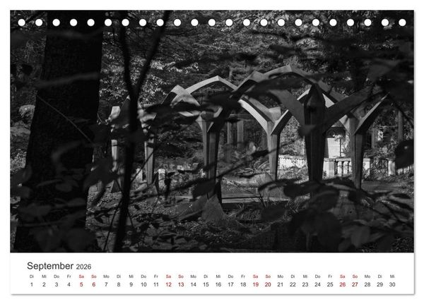 Produktbild: Wachgek&uuml;sst - Vom Zauber der Vergangenheit - S&uuml;dwestkirchhof Stahnsdorf (Tischkalender 2026 DIN A5 quer), CALVENDO Monatskalender