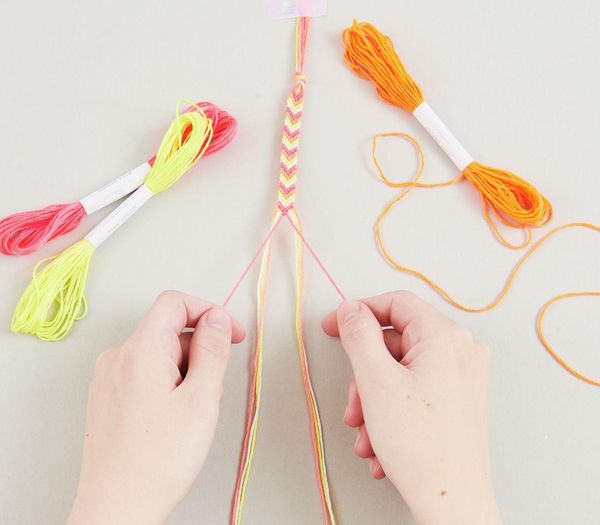 Produktbild: DIY Freundschaftsarmb&auml;nder Set, Neon Colours 10 x 8 m Stickgarn in 7 verschiedenen Farben, 100 % Baumwolle und Neon 100% Polyester