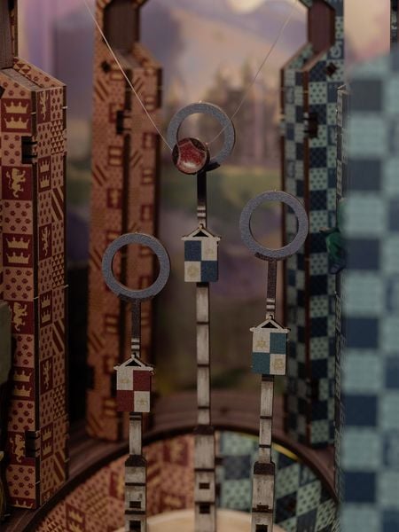 Produktbild: Book Nook DIY B&uuml;cherecke Harry Potter Quidditch Field von Revell Tiny Adventures