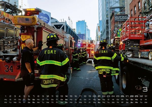 Produktbild: FIREFIGHTER - Retter in der Not - Feuerwehr - 2027 - Kalender DIN A2