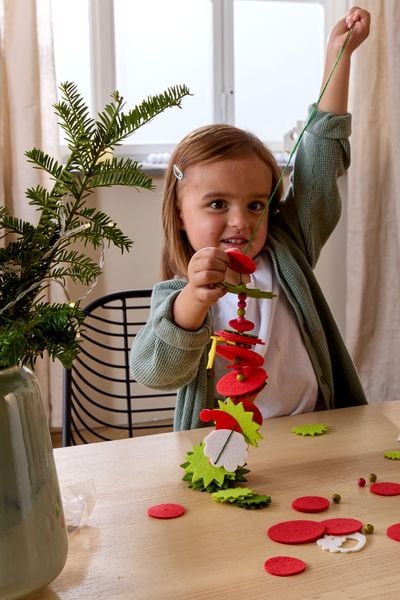 Produktbild: Bastelset - Erstes F&auml;deln Filzgirlande Weihnachtsmann