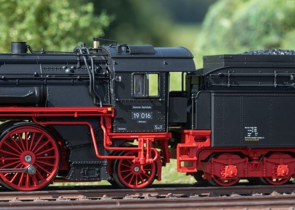Produktbild: M&auml;rklin 038190 H0 Dampflok 19 016 DR/DDR