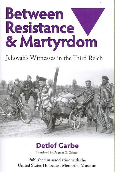 Produktbild: Between Resistance and Martyrdom