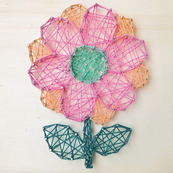 Produktbild: PEBARO NB7 - Nagelbild Blume, Fadenbild, Fadenspannbild, String Art mit Motiv Blume, 20x20cm, Bastelset