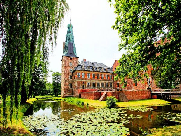 Produktbild: CALVENDO Puzzle Schloss Raesfeld, die Hofseite der Oberburg im M&uuml;nsterland | 1000 Teile Lege-Gr&ouml;&szlig;e 64x48cm Foto-Puzzle f&uuml;r gl&uuml;ckliche Stunden