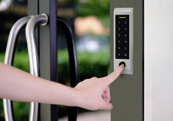Produktbild: Sygonix SY-6121662 Fingerprint/RFID Zugangssystem Oberfl&auml;chenmontage 12 V/DC, 18 V/DC IP66 mit beleuchteter Tastatur, mit Touchscreen