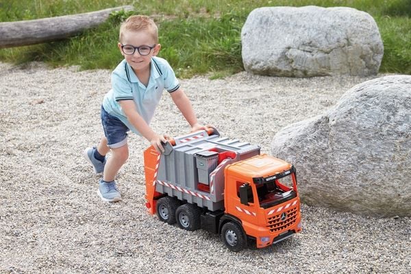 Produktbild: LENA 02168 - GIGA TRUCKS M&uuml;llwagen Arocs mit Aufkleber