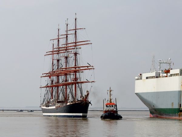 Produktbild: CALVENDO Puzzle Viermastbark Sedov l&auml;uft in den Emder Hafen ein | 1000 Teile Lege-Gr&ouml;&szlig;e 64x48cm Foto-Puzzle f&uuml;r gl&uuml;ckliche Stunden