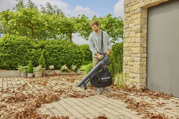 Produktbild: GARDENA 14895-20 PowerJetCollect Ready-To-Use Laubbl&auml;ser inkl. Akku 18V