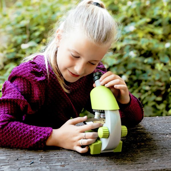 Produktbild: Bresser Junior 13122 - Kinder-Mikroskop (gr&uuml;n) mit 40-640x Vergr&ouml;&szlig;erung mit LED, Zoom-Okular, Smartphonehalter und Urzeitkrebse-Set