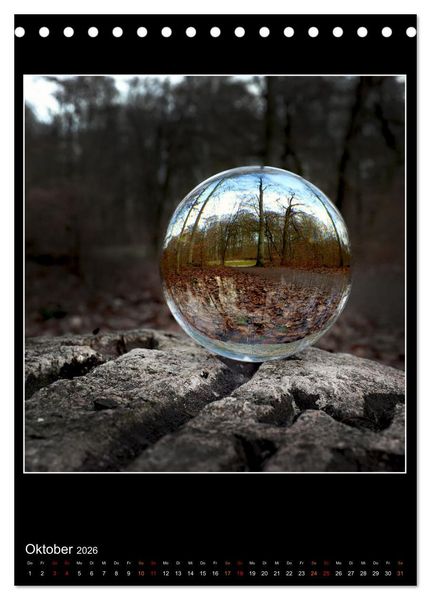 Produktbild: Momente aus Glas &ndash; Glaskugelfotografie (Tischkalender 2026 DIN A5 hoch), CALVENDO Monatskalender