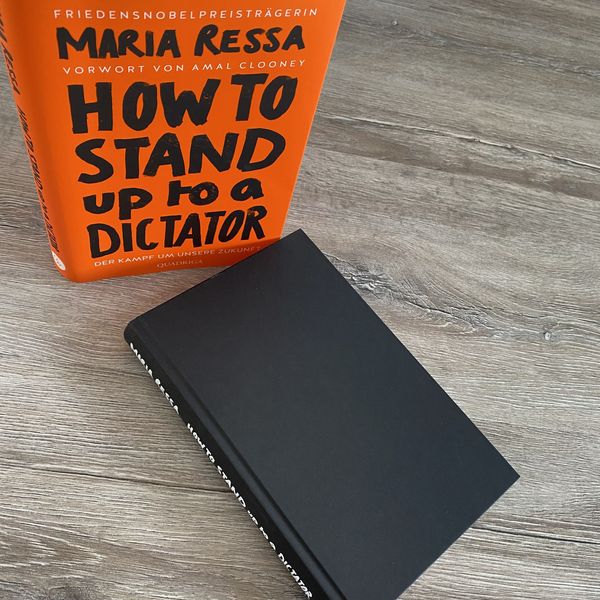 Produktbild: HOW TO STAND UP TO A DICTATOR - Deutsche Ausgabe. Von der Friedensnobelpreistr&auml;gerin