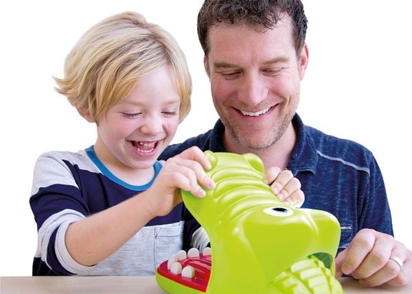 Hasbro E4898100 - Kroko Doc, Reaktionsspiel