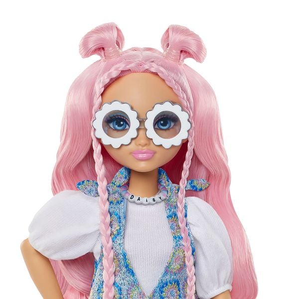 Produktbild: Barbie Dream Besties Daisy Jean-Modepuppe mit 9 Zubeh&ouml;rteilen zum Thema DJ und Musik