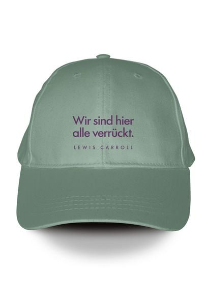 Produktbild: Salbeigr&uuml;ne Penguin Klassiker Cap mit lila gestickter Schrift. &raquo;Wir sind hier alle verr&uuml;ckt.&laquo; Lewis Carroll