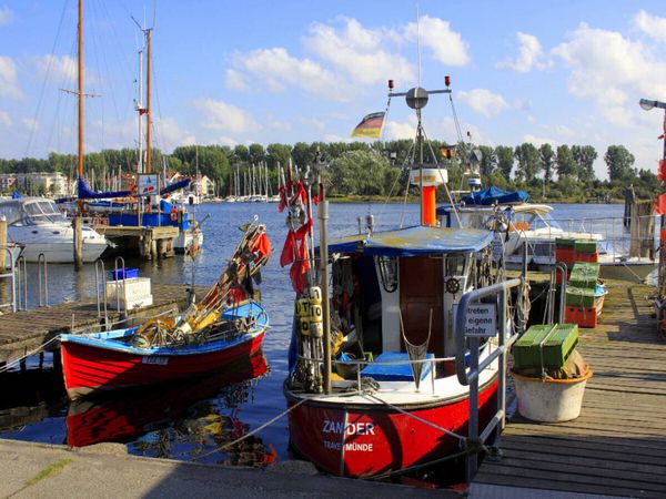 Produktbild: CALVENDO Puzzle Fischerhafen Travem&uuml;nde an der Hafeneinfahrt | 1000 Teile Lege-Gr&ouml;&szlig;e 64x48cm Foto-Puzzle f&uuml;r gl&uuml;ckliche Stunden