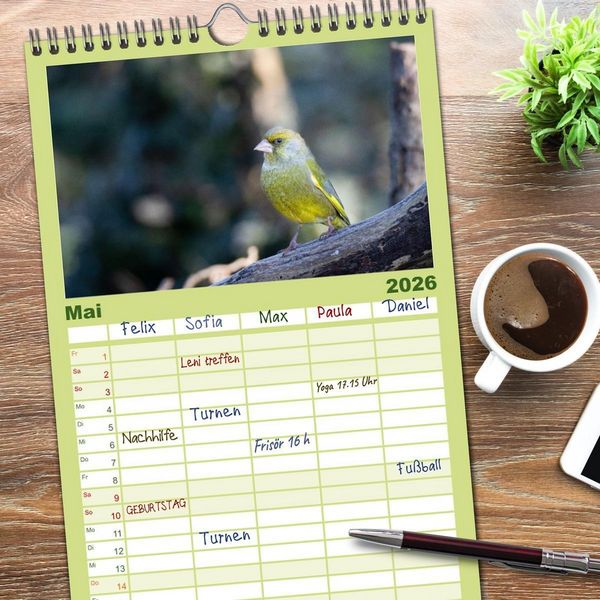 Produktbild: Familienplaner 2026 - Der Kernbei&szlig;er und seine gefiederten Gesellen mit 5 Spalten (Wandkalender, 21 x 45 cm) CALVENDO