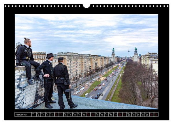 Produktbild: Schornsteinfeger &uuml;ber Berlin - Die Gl&uuml;cksbringer auf den D&auml;chern der Hauptstadt (Wandkalender 2027 DIN A3 quer), CALVENDO Monatskalender