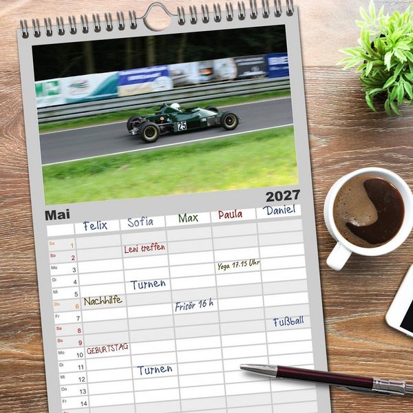 Produktbild: Familienplaner 2027 - Formelrennwagen am Berg mit 5 Spalten (Wandkalender, 21 x 45 cm) CALVENDO